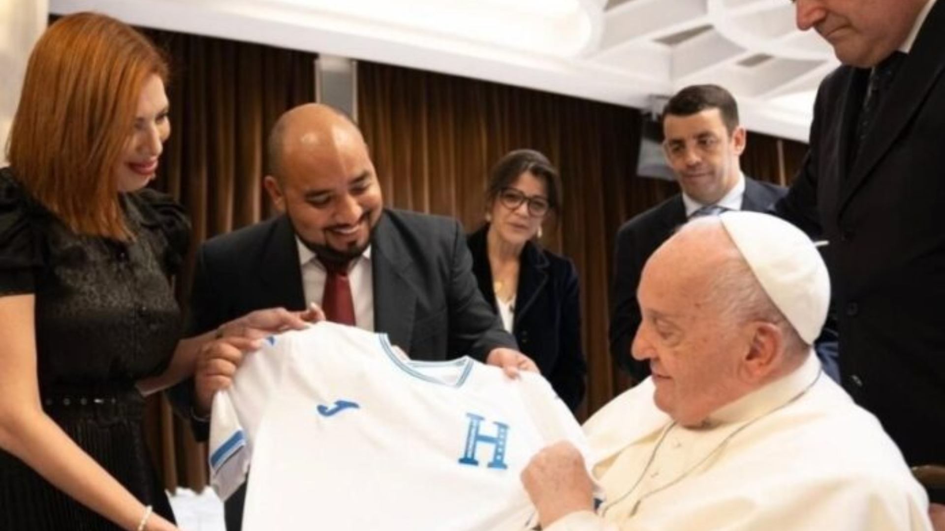 Papa recibe la camiseta de Honduras
