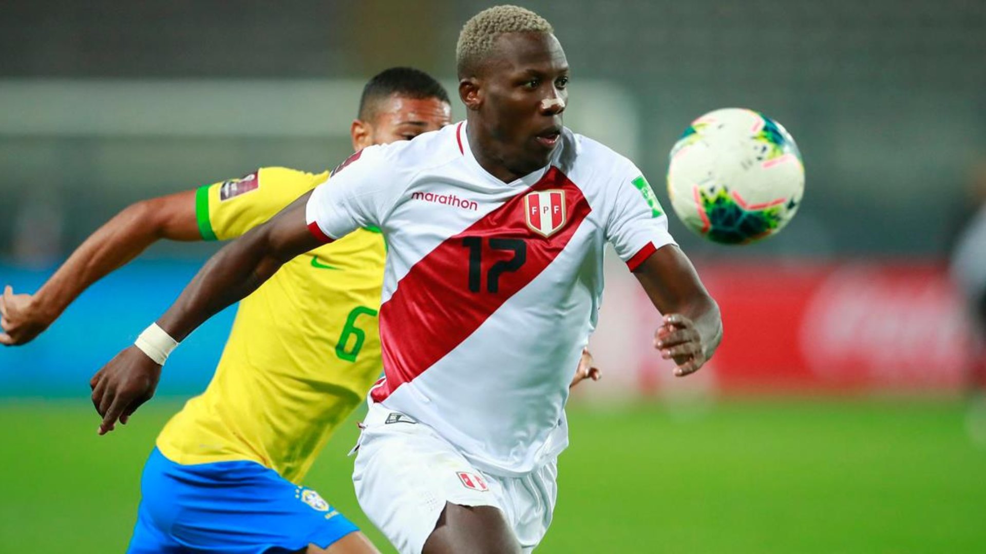 Advíncula tuvo que abandonar el campo debido a una lesión, desatando preocupación en toda la nación peruana, especialmente con la Copa América 2024.