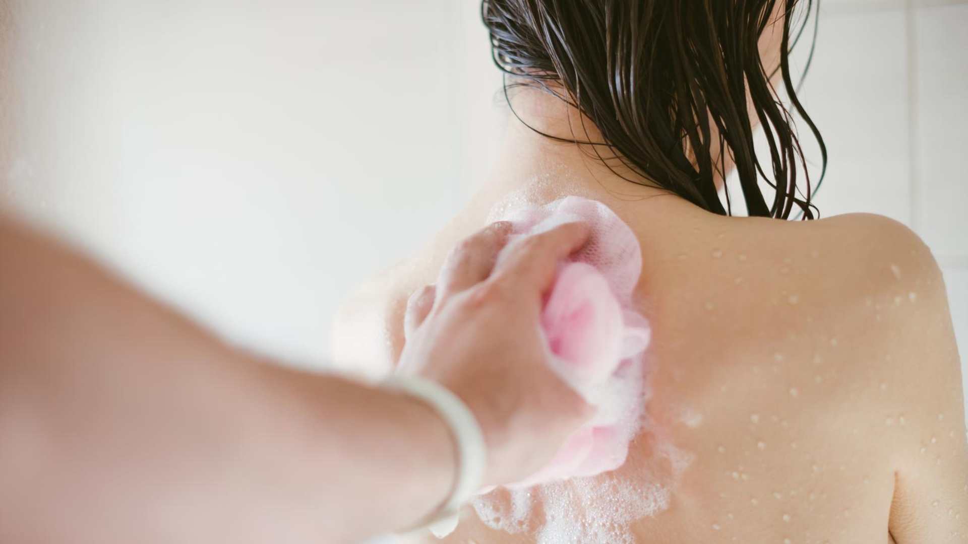 ¿Bueno o malo? Estos son algunos beneficios de bañarse en pareja