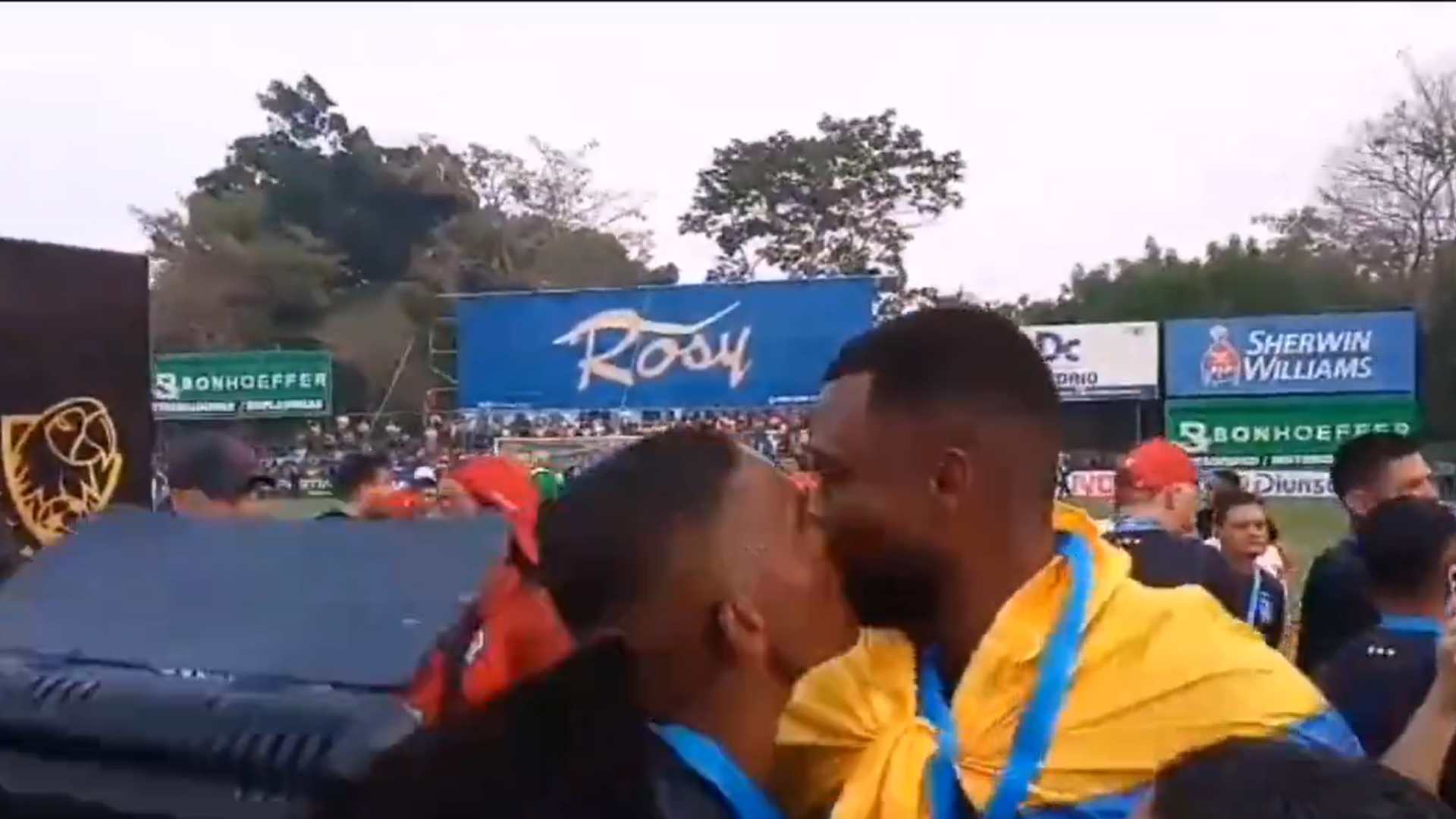 Beckeles Najar beso