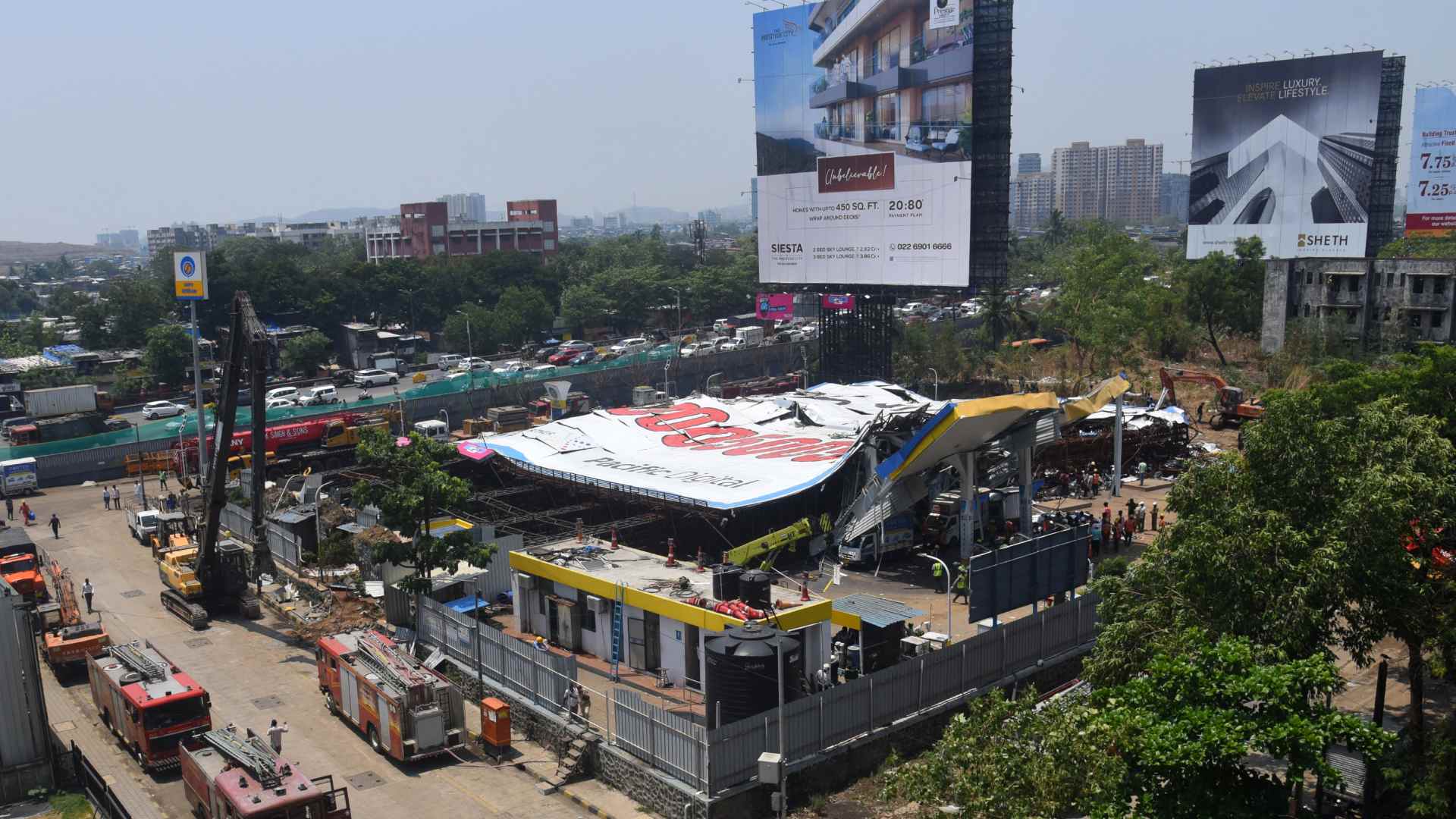 Doce muertos y 60 heridos tras la caída de una valla publicitaria en India