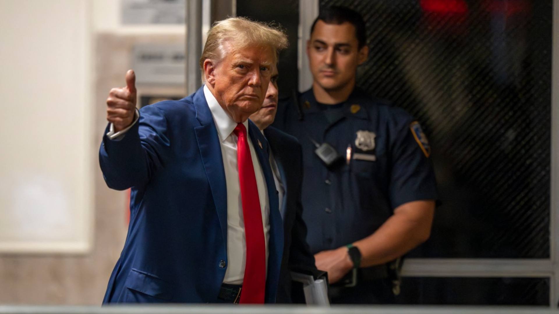 Juez amenaza a Trump con cárcel
