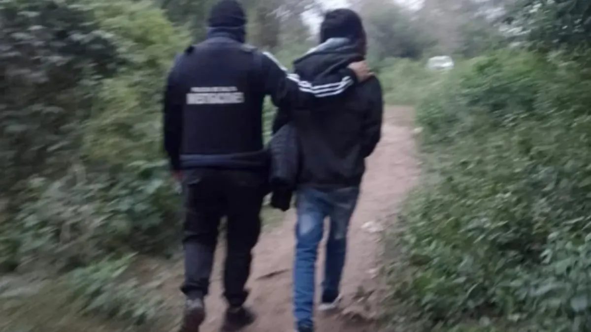 Madre entrega a hijos a la policía tras descubrir crimen