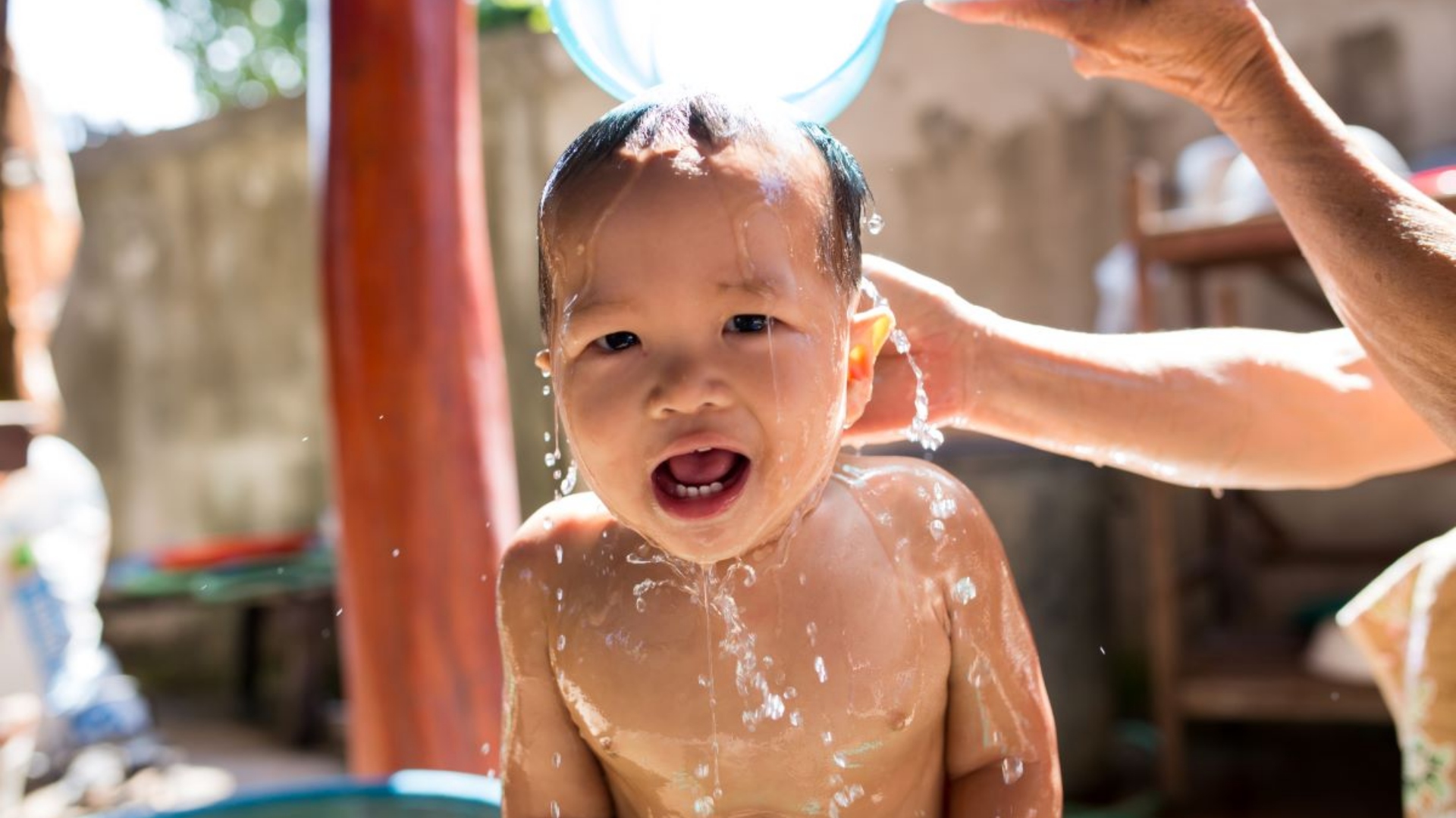 Consejos para proteger a tu bebé de las olas de calor y contaminación en el aire