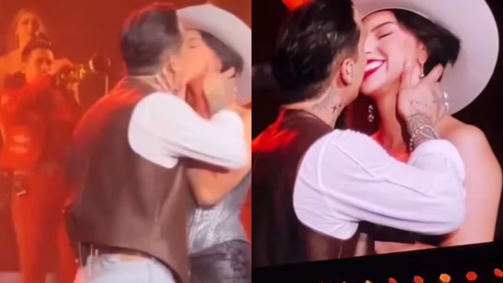 El cantante Christian Nodal sorprende a sus fanáticos al besar, por primera vez en público, a su novia Ángela Aguilar en el escenario.