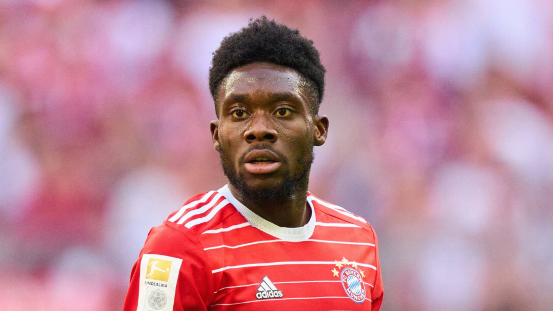 En una jugada inesperada, el Bayern de Múnich ha desatado una ola de sorpresa al lanzar una oferta tentadora para retener al lateral canadiense Alphonso Davies.