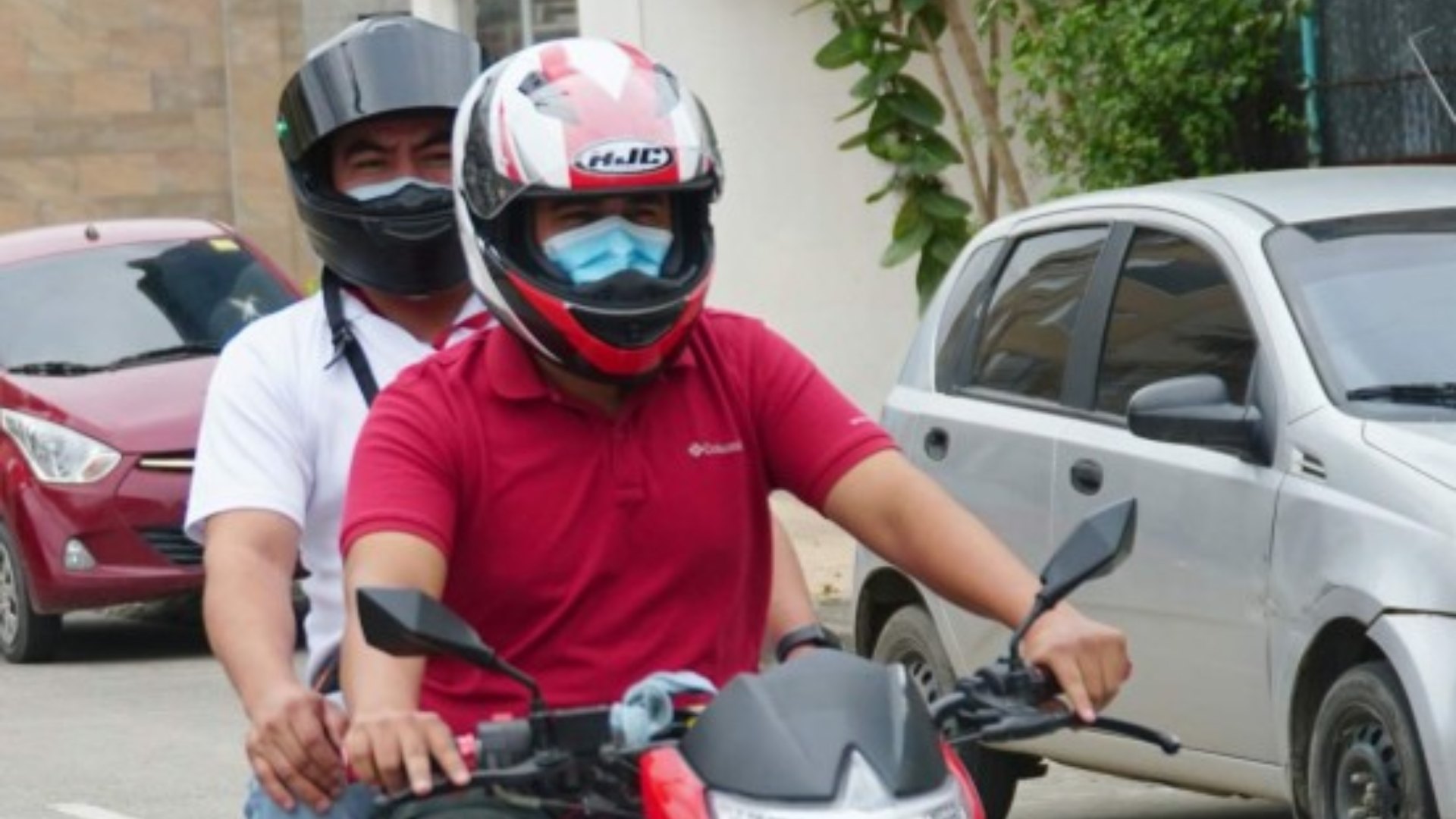 ¿Dos hombres en moto? Conoce aquí si es permitido