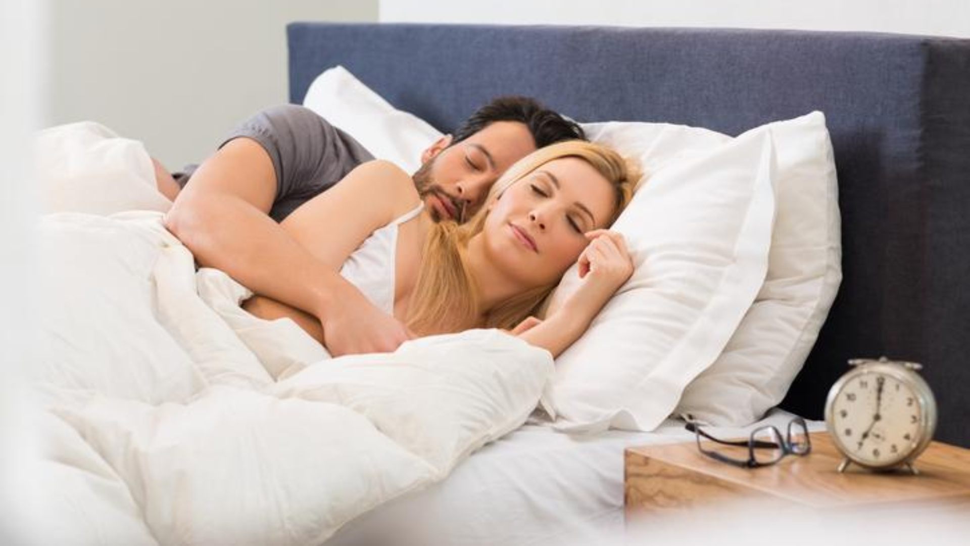 Parejas y la postura en la que se duerme