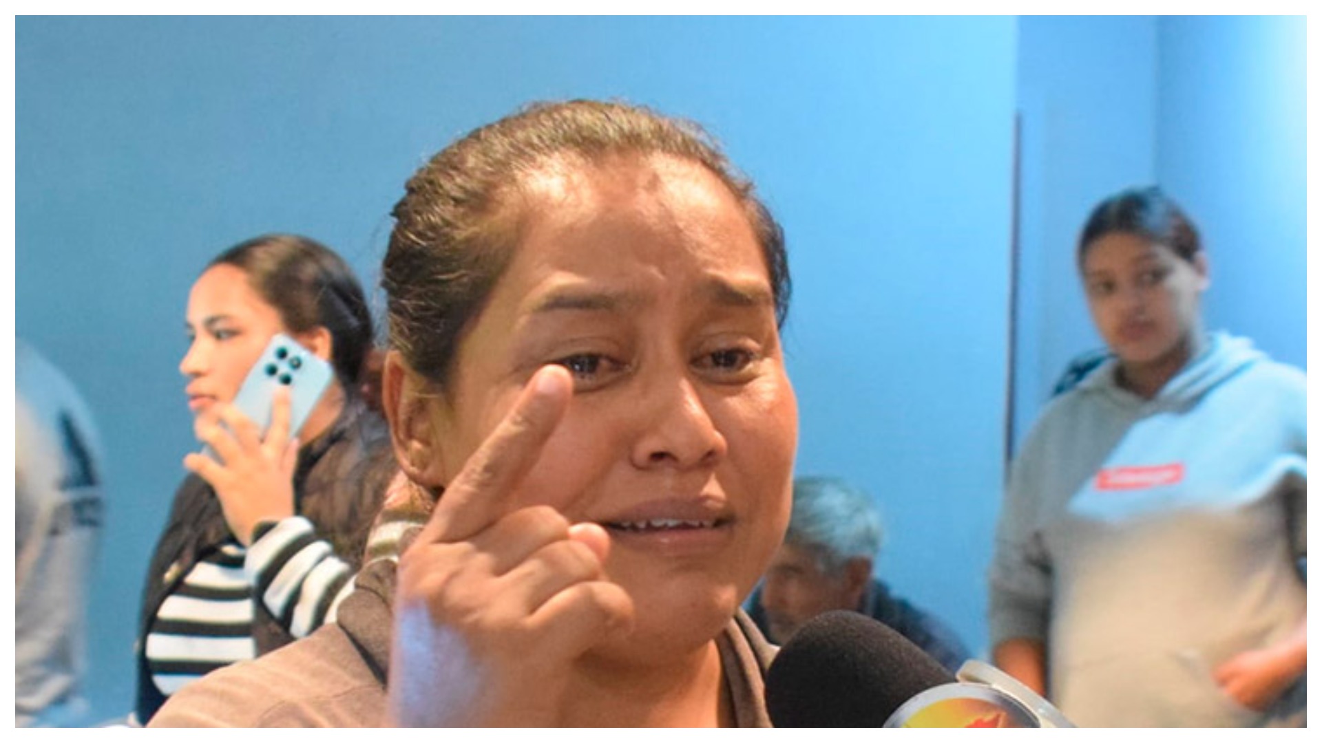 madre de estudiante del milla selva llora por el fallecimiento de su hijo