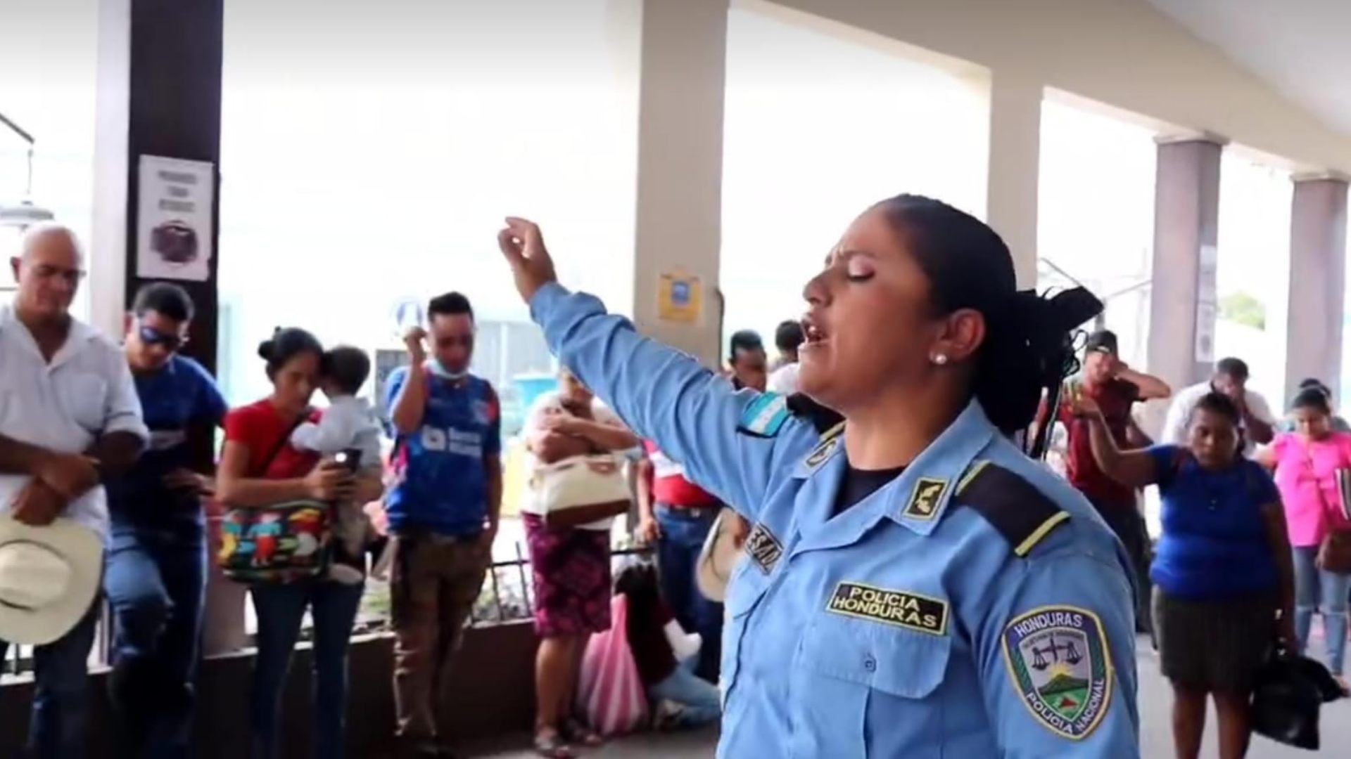 policía ora en Hospital