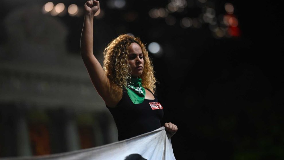 "Niña no es madre": Protestan contra un proyecto que endurece las penas por aborto en Brasil