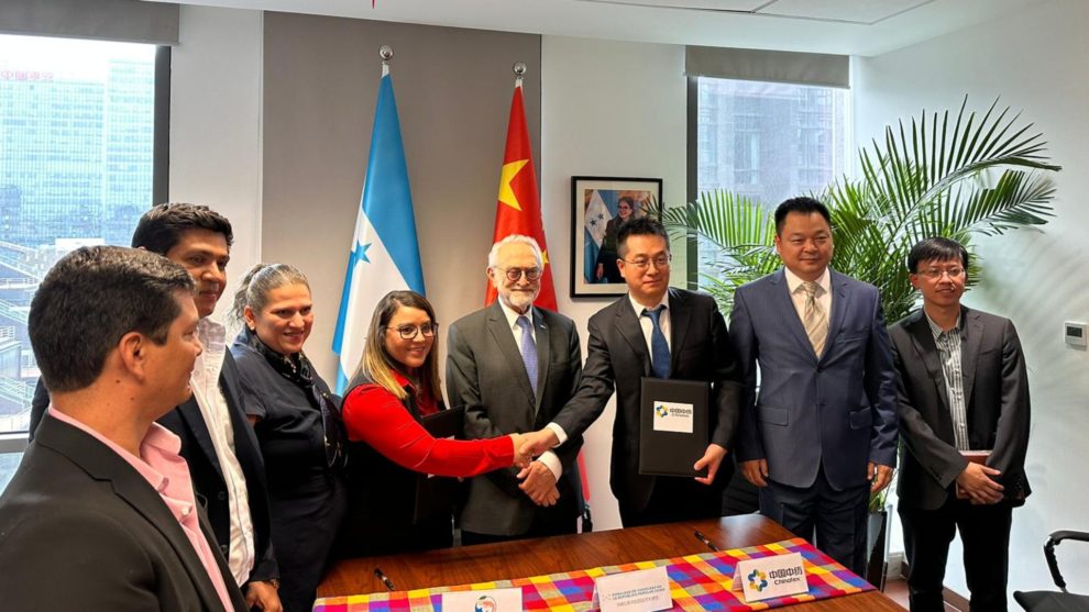Honduras y China firman contratos camaroneros
