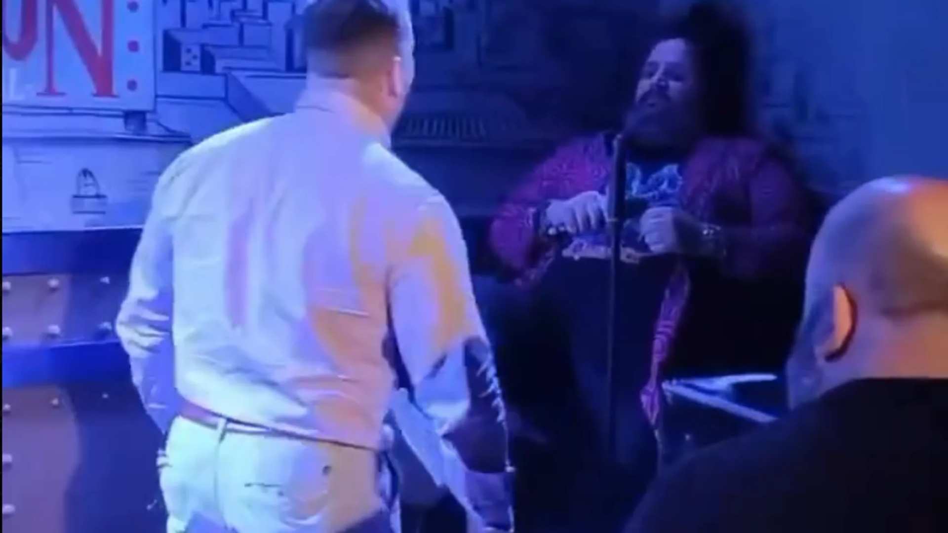 Hombre enfrenta a reconocido comediante por comentario inapropiado que hizo de su hijo de tres meses