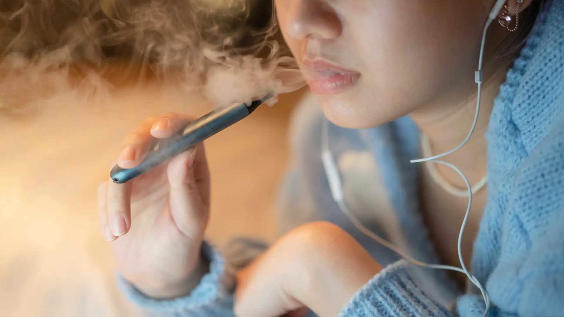Hong Kong anuncia plan de prohibición total de cigarillos electrónicos