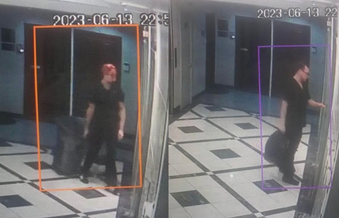 Doctor y enfermeros saliendo con bolsas y recipiente de basura