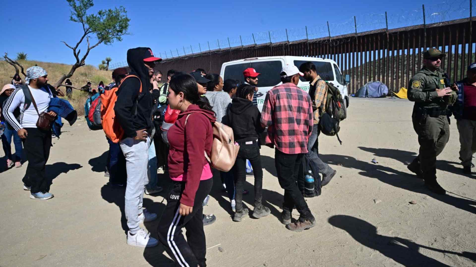 Migrantes continúan cruzando la frontera de EE.UU. pese a Biden