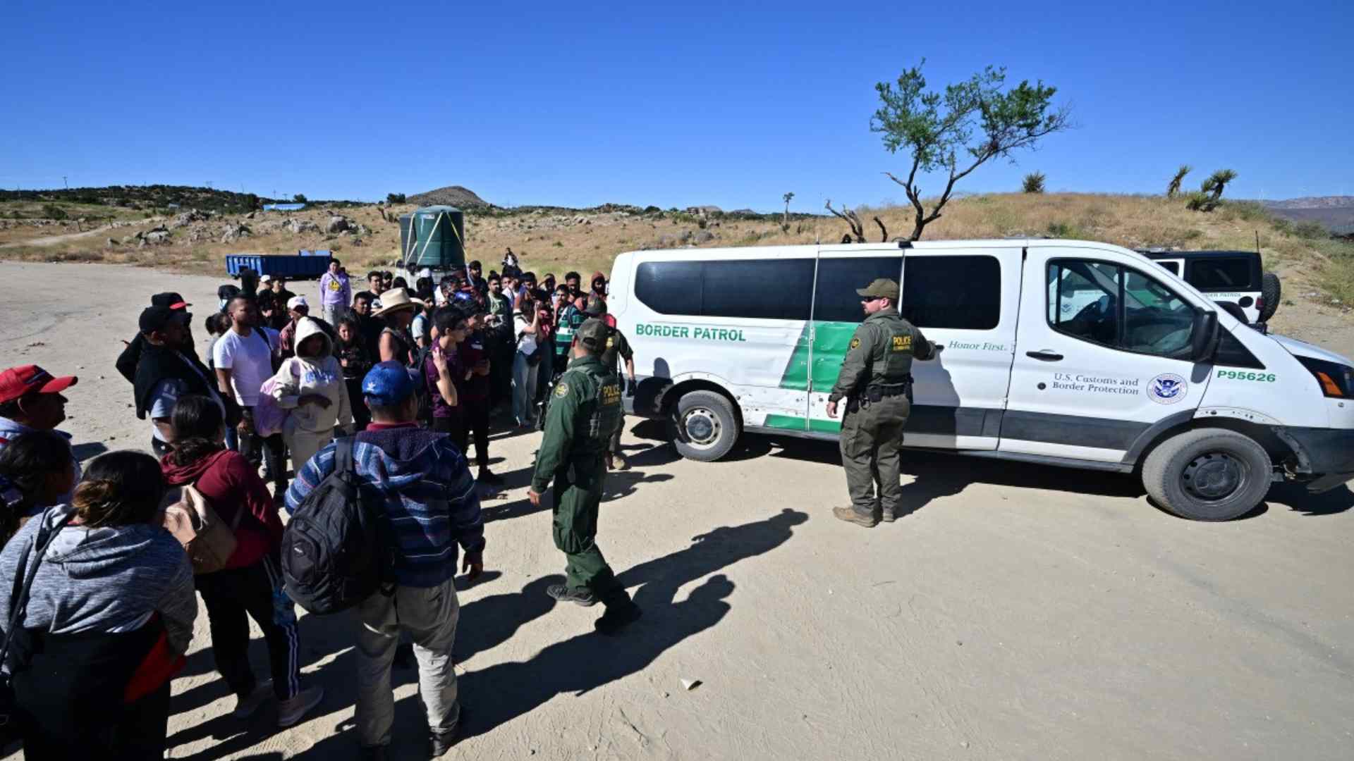 Migrantes continúan cruzando la frontera de EE.UU. pese a Biden