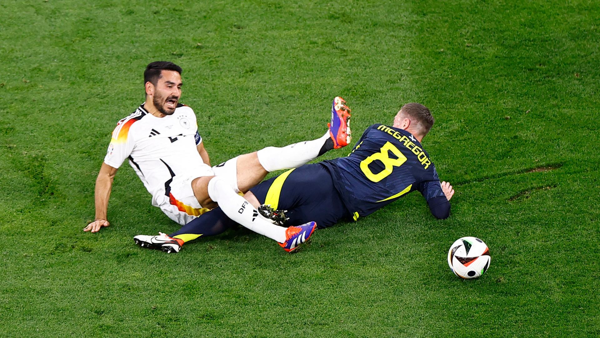 Scott Porteous le propinó una descomunal a Ilkay Gündogan dentro del área, lo que resultó en una tarjeta roja directa y un penalti para Alemania.