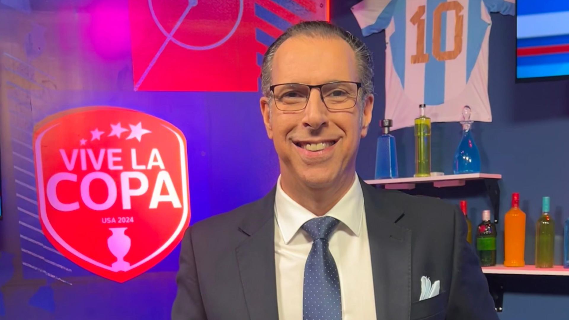 Mauricio Kawas es un nombre que resuena en el ámbito deportivo y la comunicación en el país, Canal 11 contará con su presencia en la Copa américa 2024.