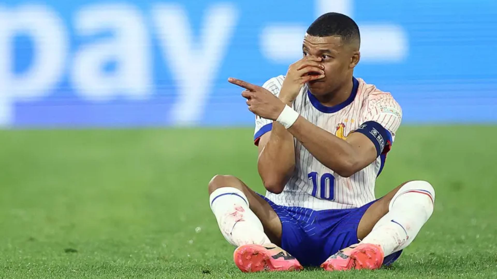 El astro del fútbol Kylian Mbappé, reciente fichaje del Real Madrid, sufrió una fractura en la nariz durante el partido de la Eurocopa 2024, en un enfrentamiento contra Austria.
