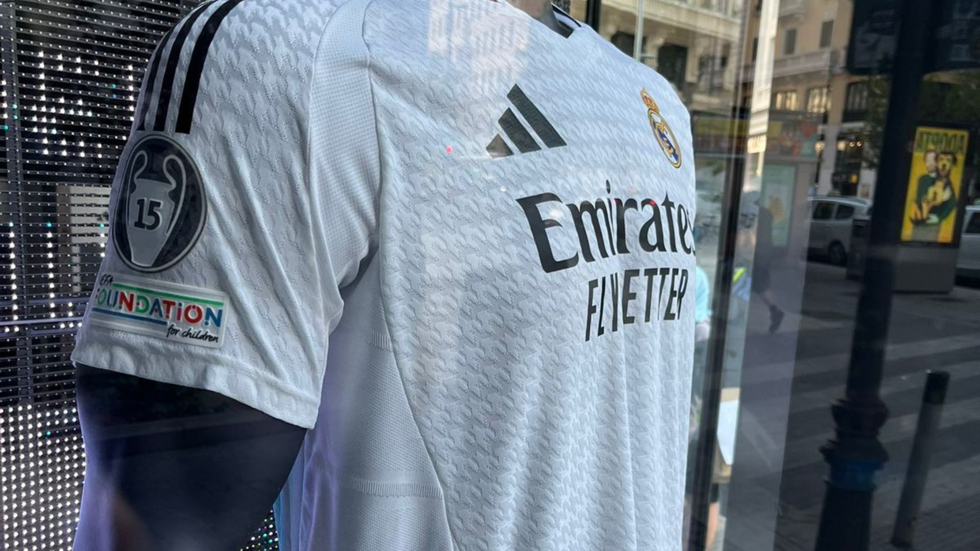 Tras varias especulaciones, el Real Madrid, uno de los clubes más icónicos del mundo del fútbol, ha desvelado oficialmente su esperada nueva camiseta para la temporada 2024-25.