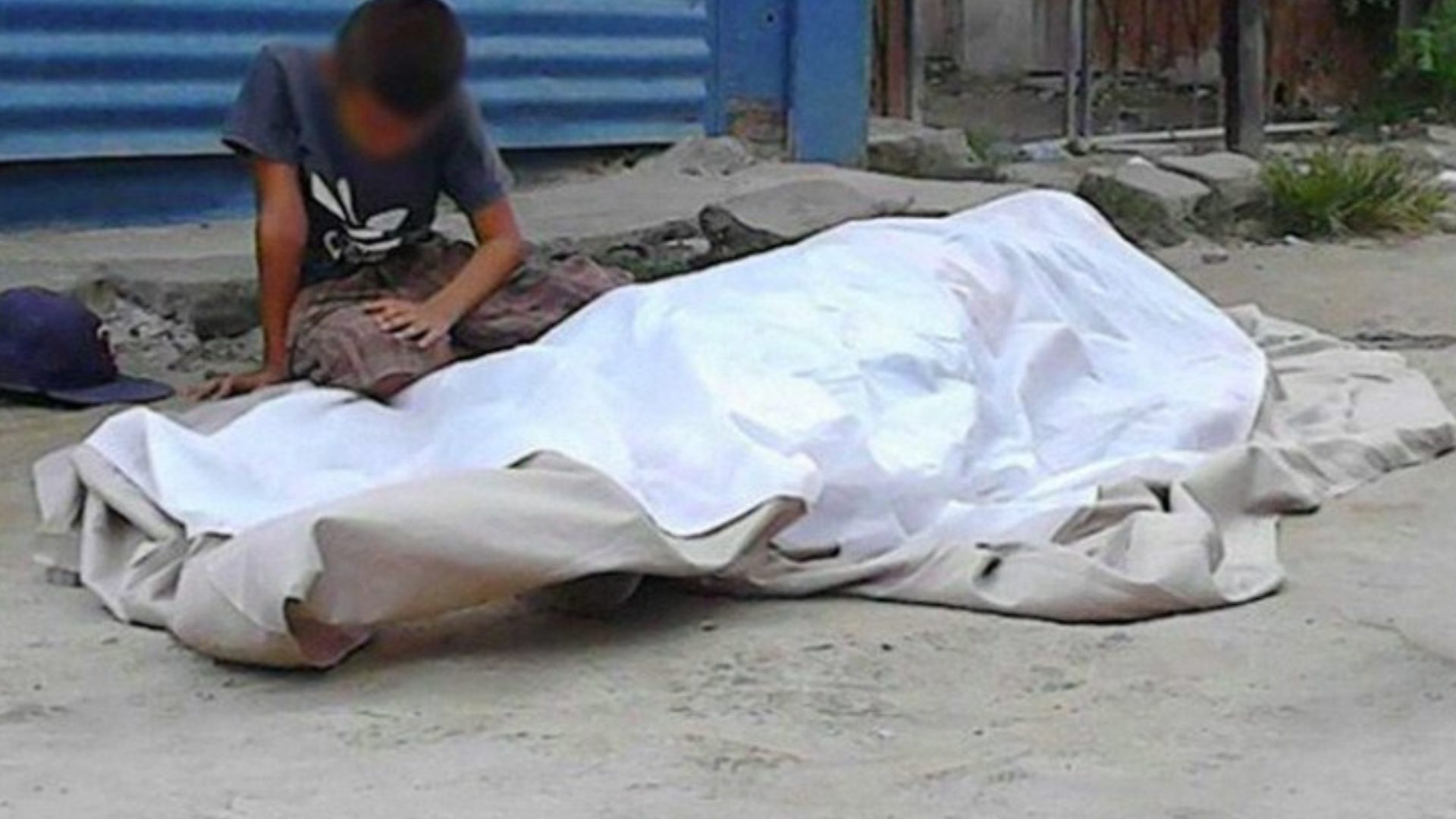 La imagen de un niño que llora desconsolado junto al cadáver en Honduras de su padre han dado la vuelta al mundo