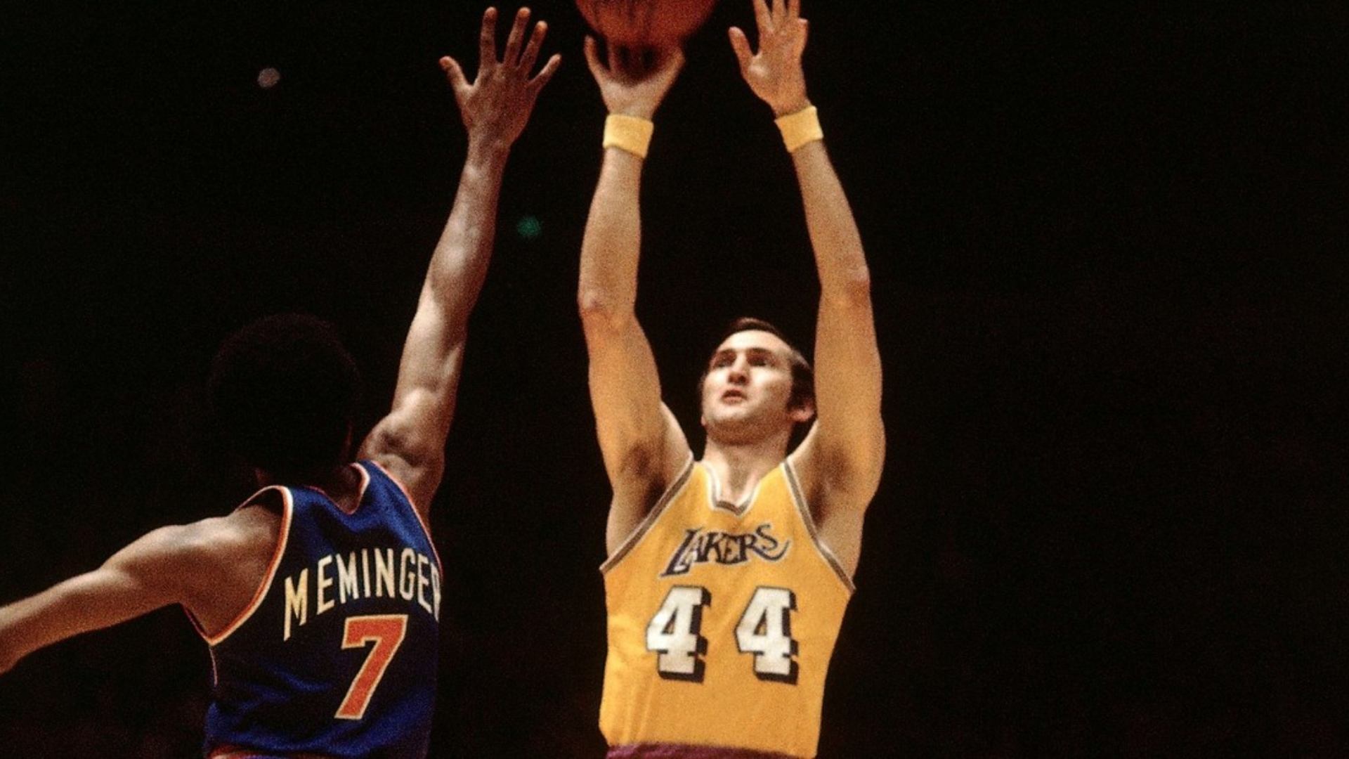 Jerry West, gran leyenda de la NBA y de Los Angeles Lakers, falleció este miércoles a los 86 años, informó en un comunicado Los Angeles Clippers, equipo en el que ahora trabajaba como ejecutivo.
