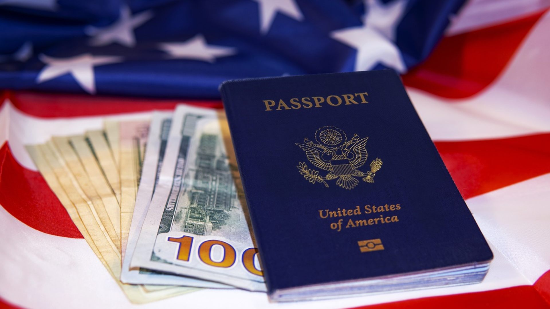 Bandera de Estados Unidos y pasaporte