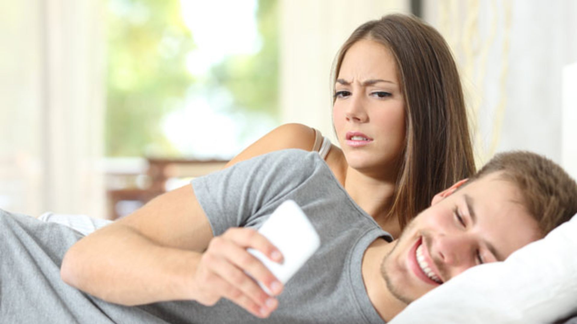 Pareja acostada