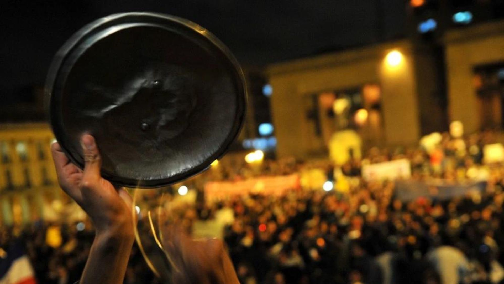 La protesta, que se manifiesta en forma de un cacerolazo, es una de las múltiples formas en que los ciudadanos están expresando su rechazo a los resultados.