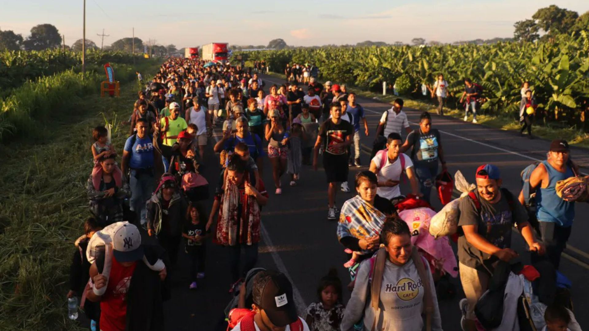 Unos 3 mil migrantes que estaban varados en Suchiate y en Tapachula, Chiapas, salieron en una caravana para dirigirse a la Ciudad de México.