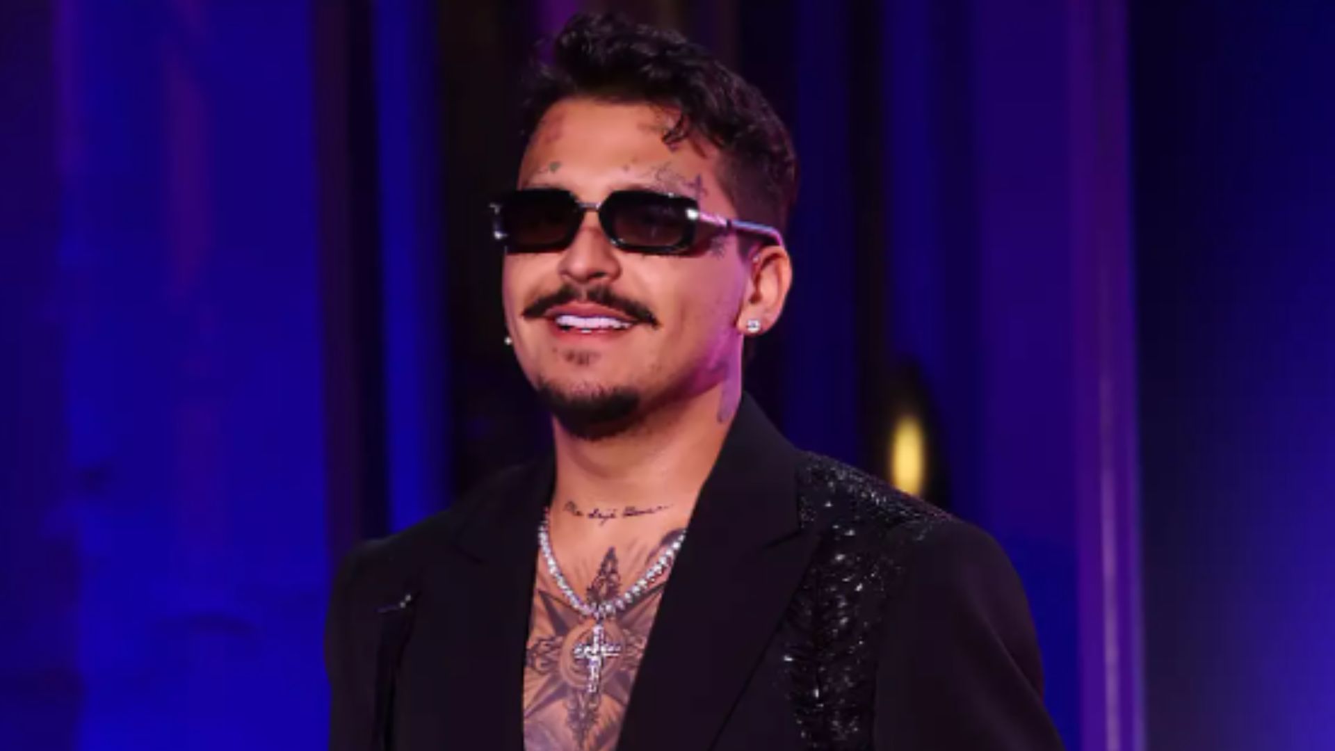 Christian Nodal habría coqueteado con guapa presentadora mexicana.