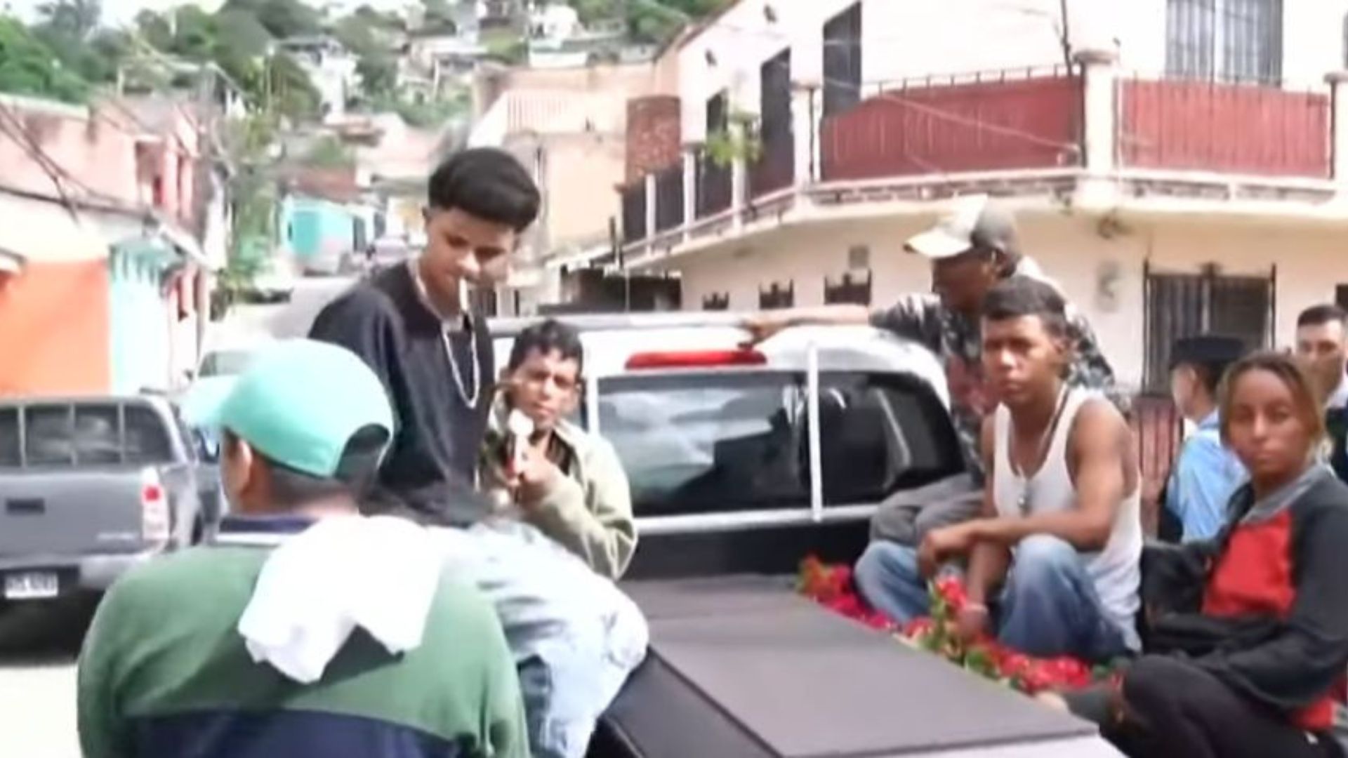 Hondureña es velada en la calle