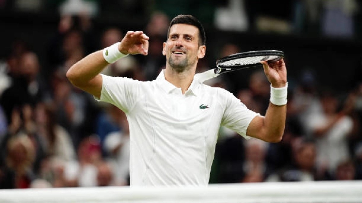 Djokovic avanza a cuartos de final de Wimbledon entre abucheos y polémica