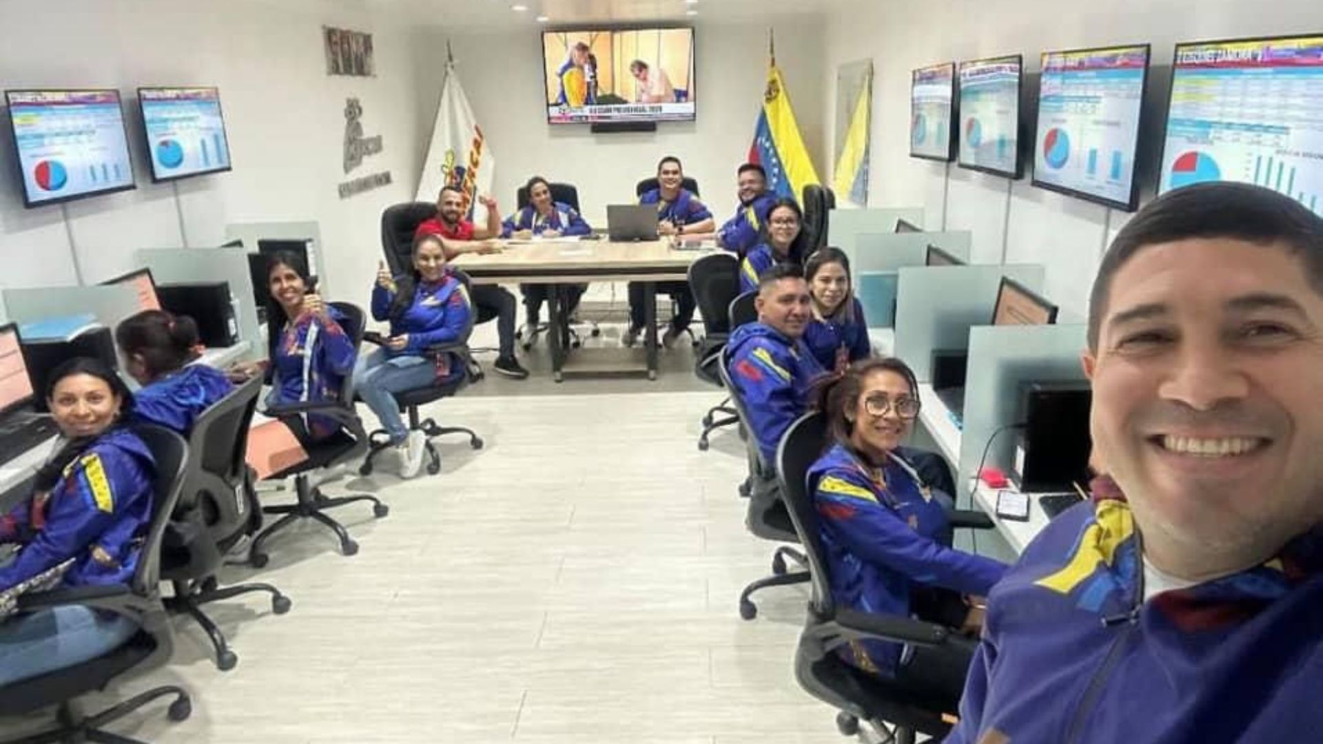Un trabajador chavista a cargo del conteo publicó una selfie desde el Centro de Cómputos, revelando por descuido en todas las pantallas que muestra la derrota de Nicolás Maduro en diversos estados.