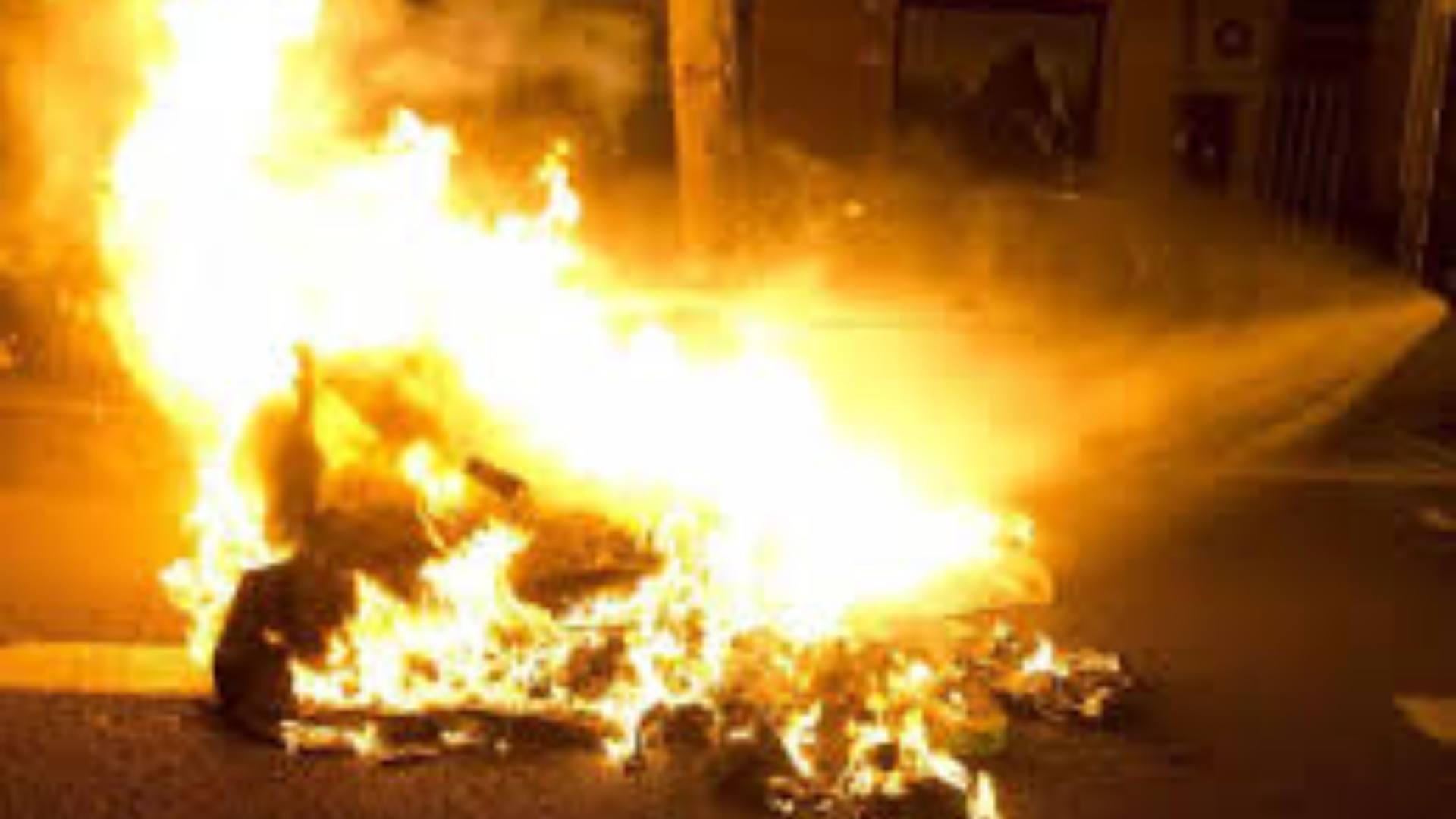 Detienen a hondureño por incendiar cuatro carros en Barcelona