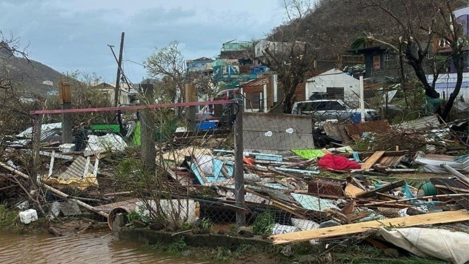 Los vientos de Beryl aumentaron a 250 kilómetros por hora, a punto de convertirse en un huracán de categoría 5.