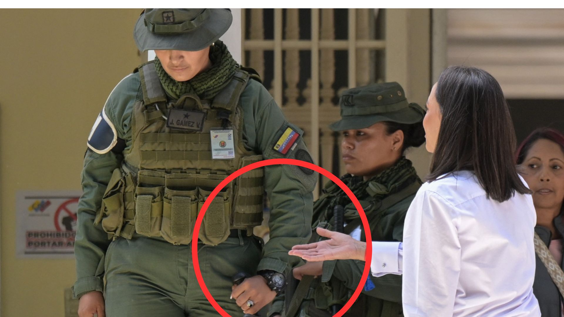La líder opositora María Corina Machado fue ignorada cuando quiso darle la mano a dos militares en un centro de votación.