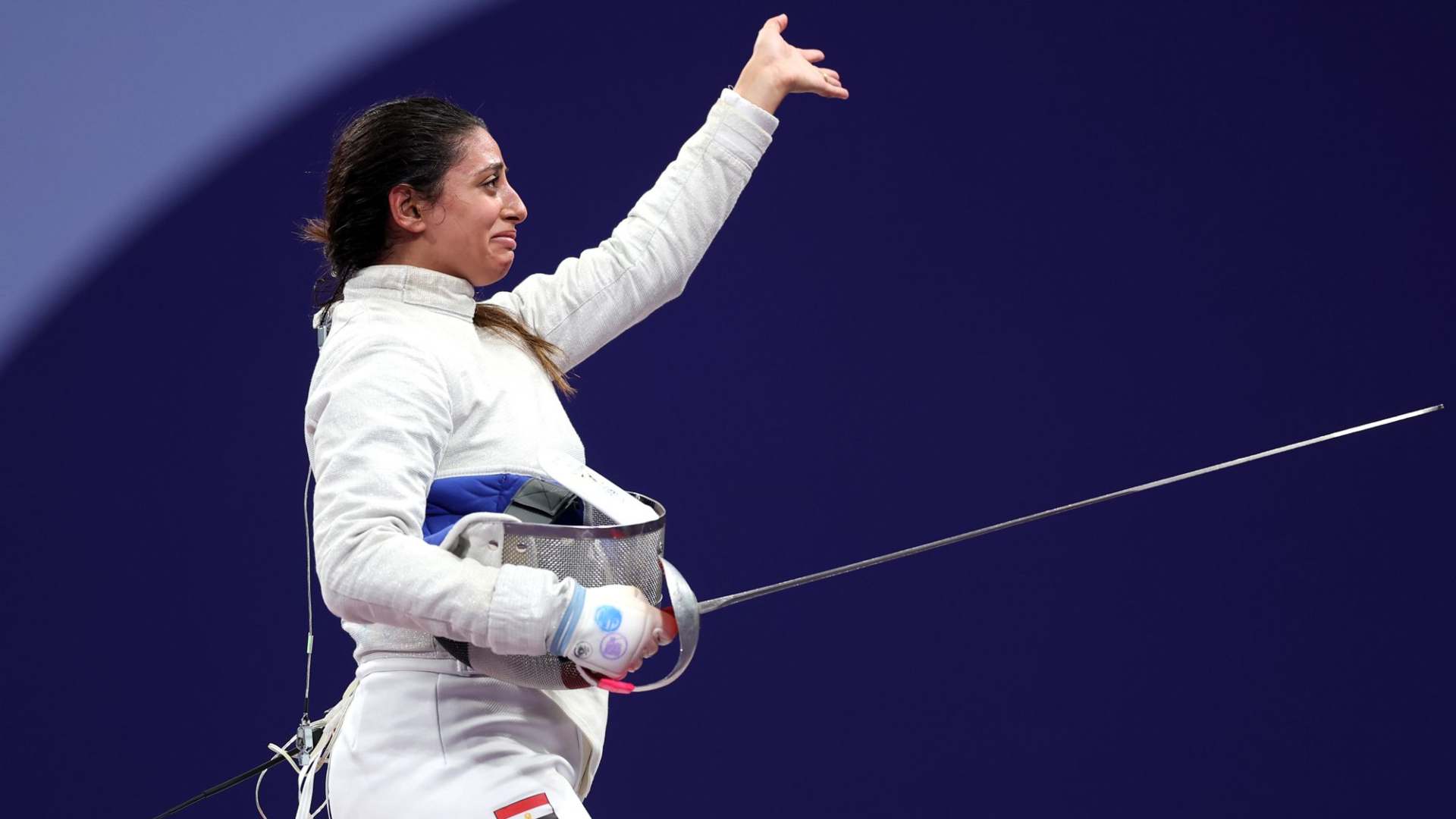 Nada Hafez, esgrimista egipcia de 26 años, ha hecho historia en los Juegos Olímpicos de París 2024 al competir en sable mientras estaba embarazada de siete meses.