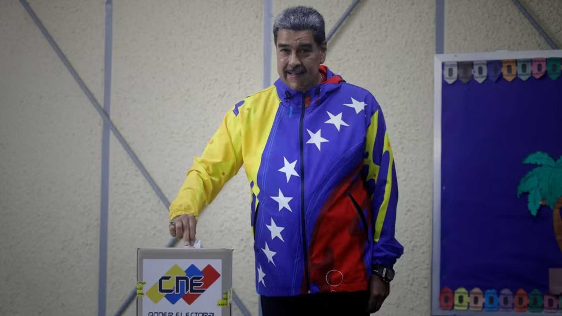 Nicolás Maduro vota