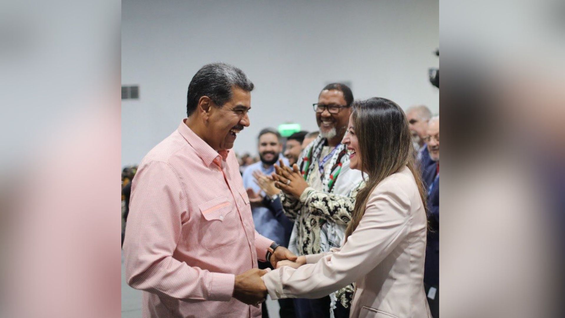 Momento en que la actual parlamentaria de Libre, “Pichu” Zelaya saluda a Nicolás Maduro, presidente de Venezuela y candidato a la reelección.