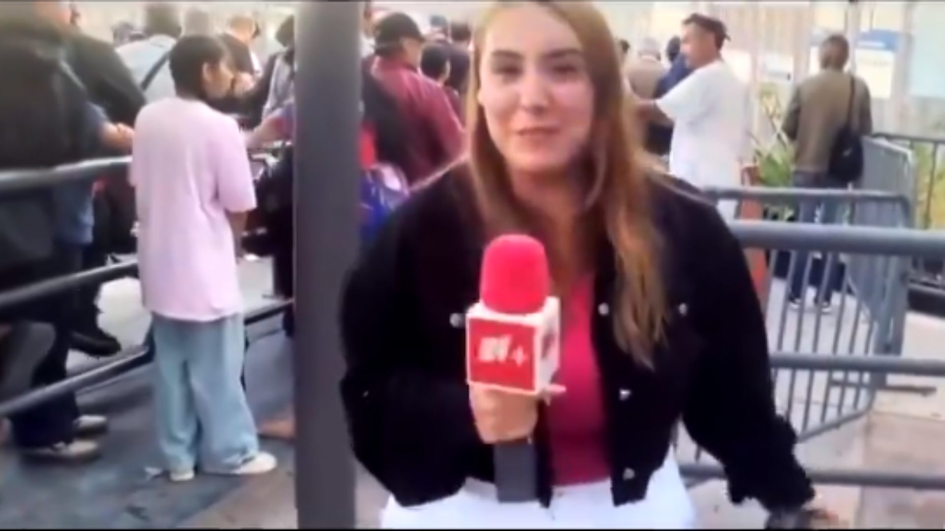 Reportera comete error en vivo