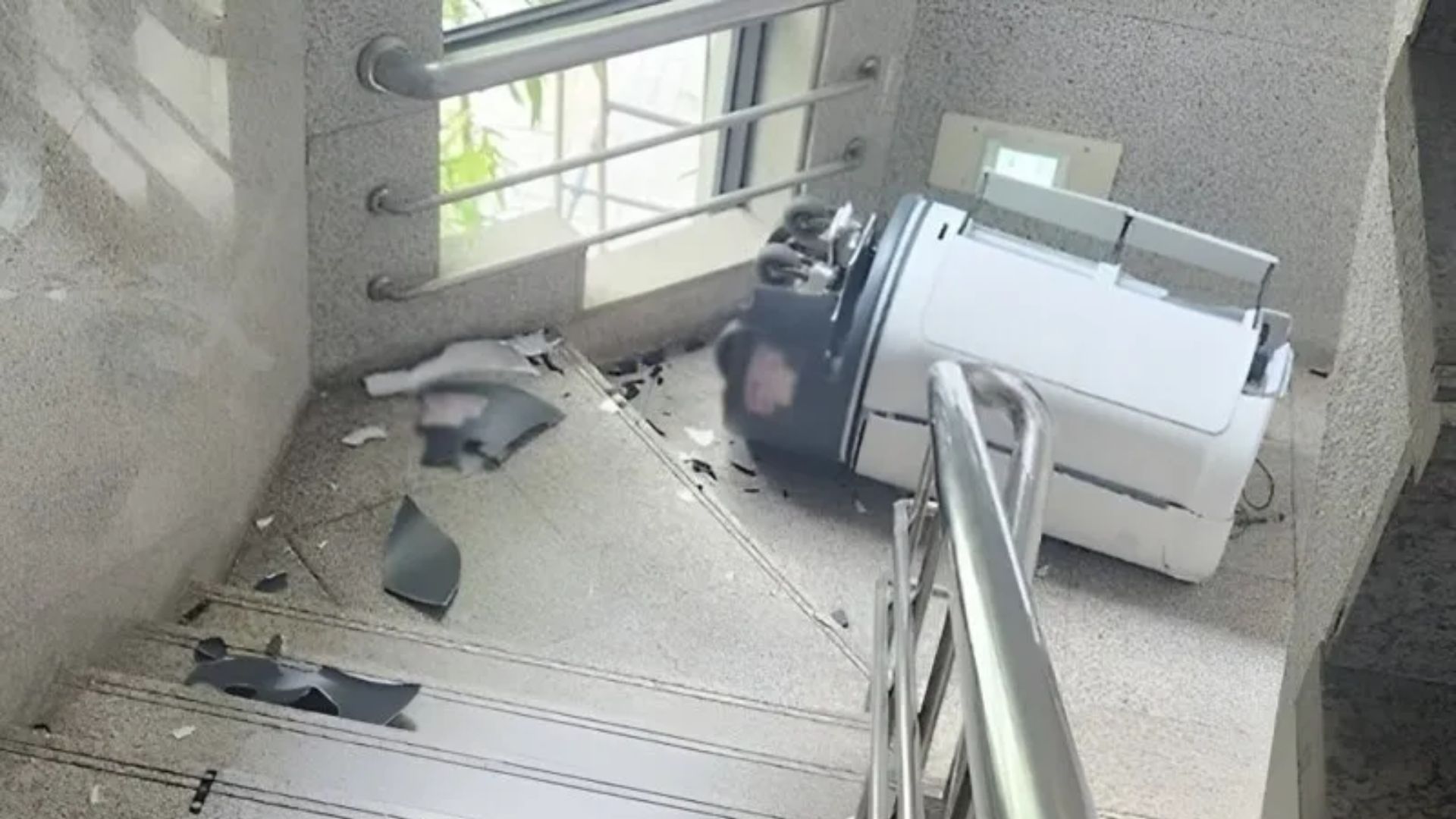 Supuestamente, un robot, cansado de trabajar, decidió poner fin a su existencia lanzándose por unas escaleras.
