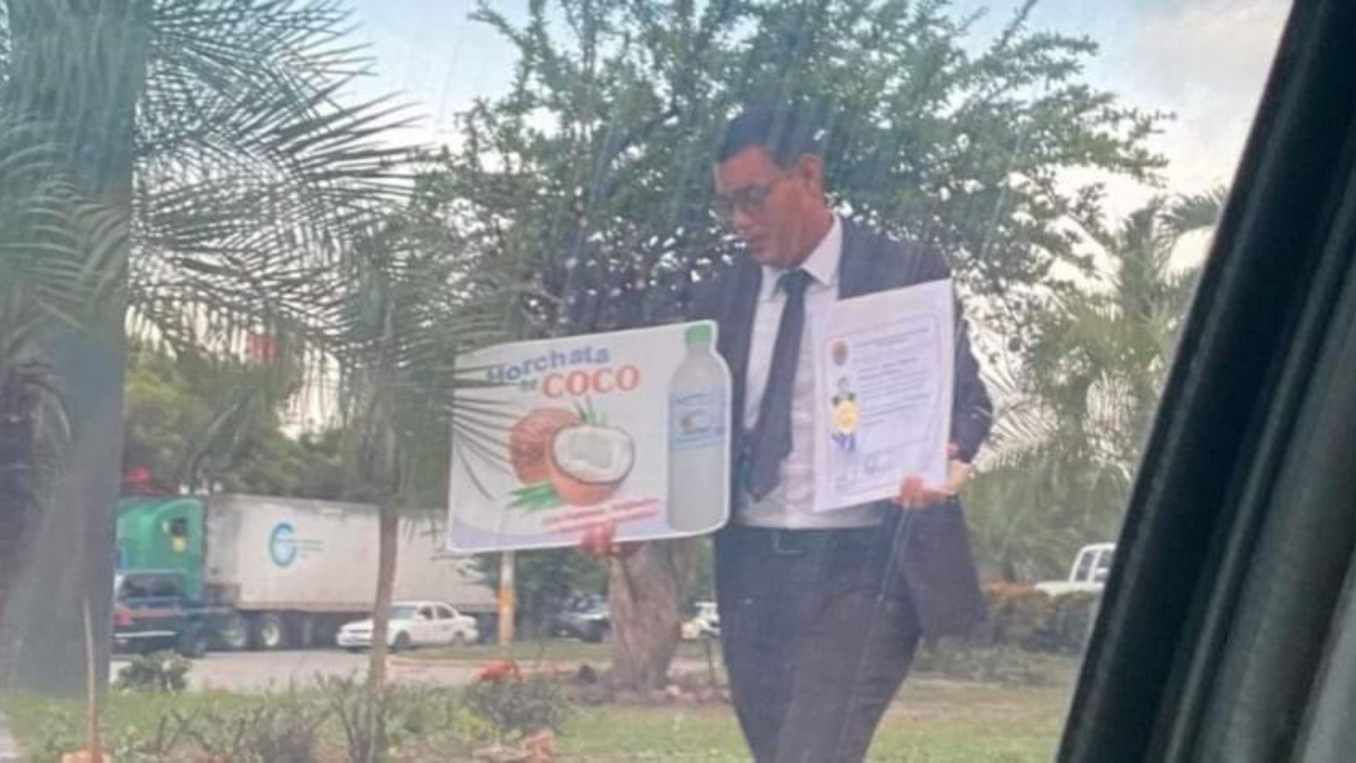 universitario homdureño vende horchata de coco por falta de empleo