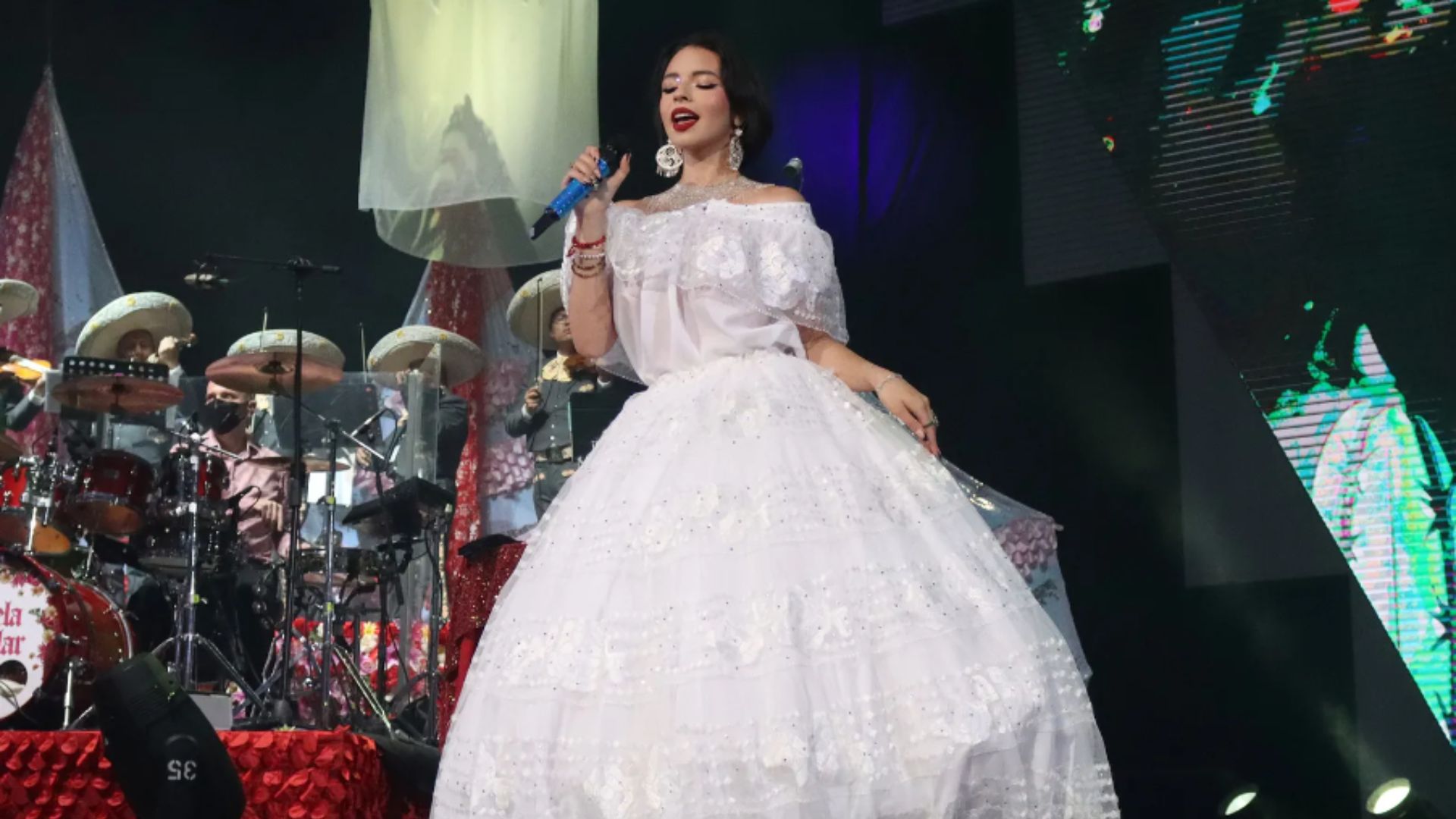 Ángela Aguilar usó un vestido de novia clásico para su boda con Christian Nodal.