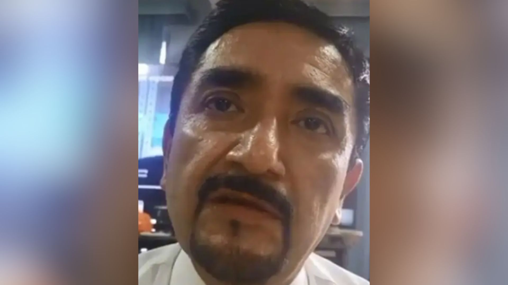 En redes sociales circula un video que muestra el momento en que un hombre es grabado presuntamente por su pareja cuando le pide perdón por serle infiel.