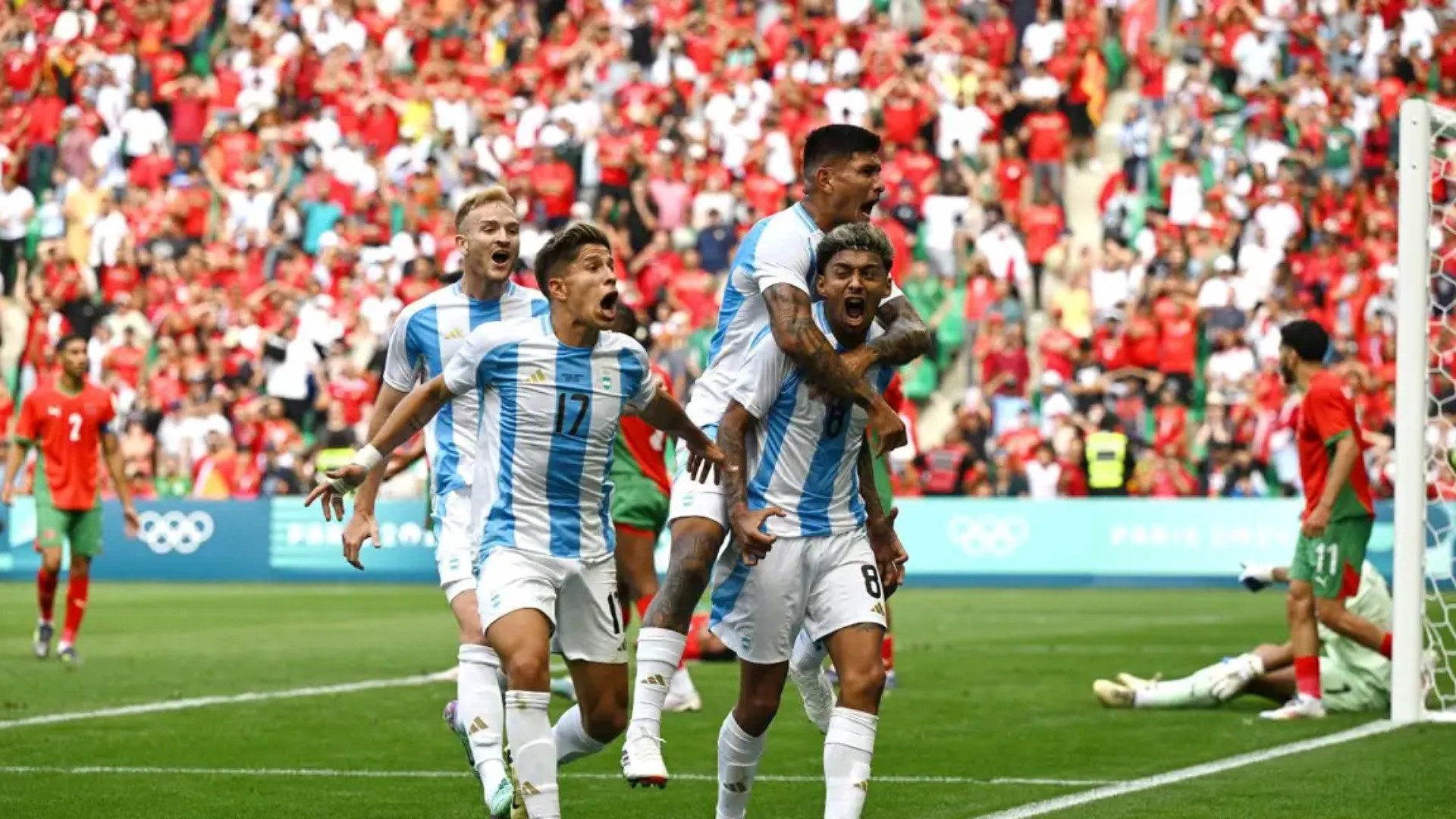 En un giro inesperado y controversial, el VAR anuló el primer gol de Argentina en su enfrentamiento contra Marruecos, resultando en una victoria 2-1 para los marroquíes en el grupo B de los Juegos Olímpicos de París 2024.