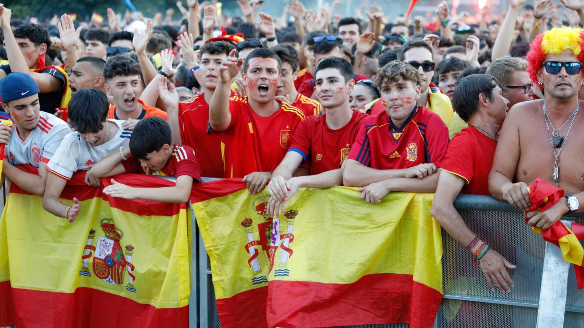 Madrid se vistió de fiesta esta tarde para celebrar la cuarta Eurocopa conquistada por la selección de España, luego de derrotar anoche a Inglaterra (2-1) en el Estadio Olímpico de Berlín.