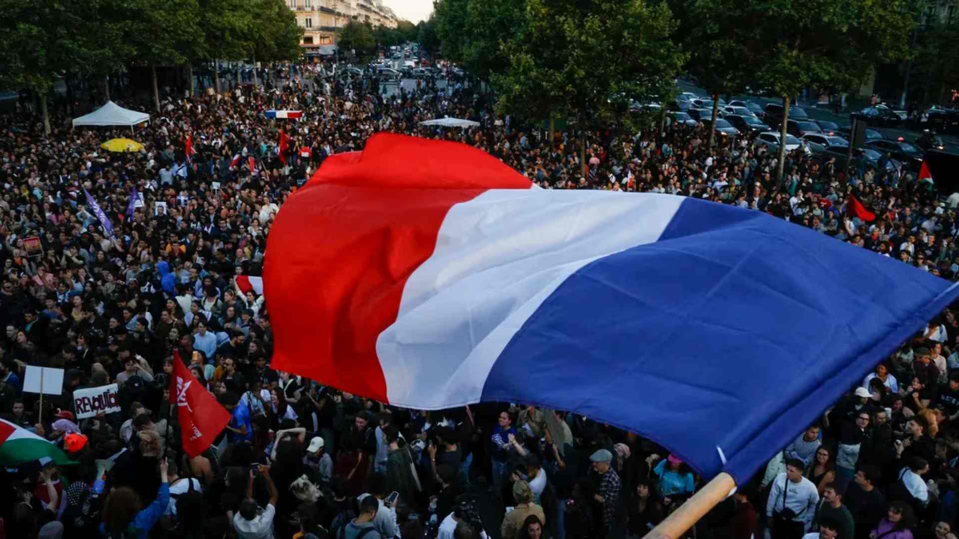 Francia en incertidumbre política tras elecciones legislativas