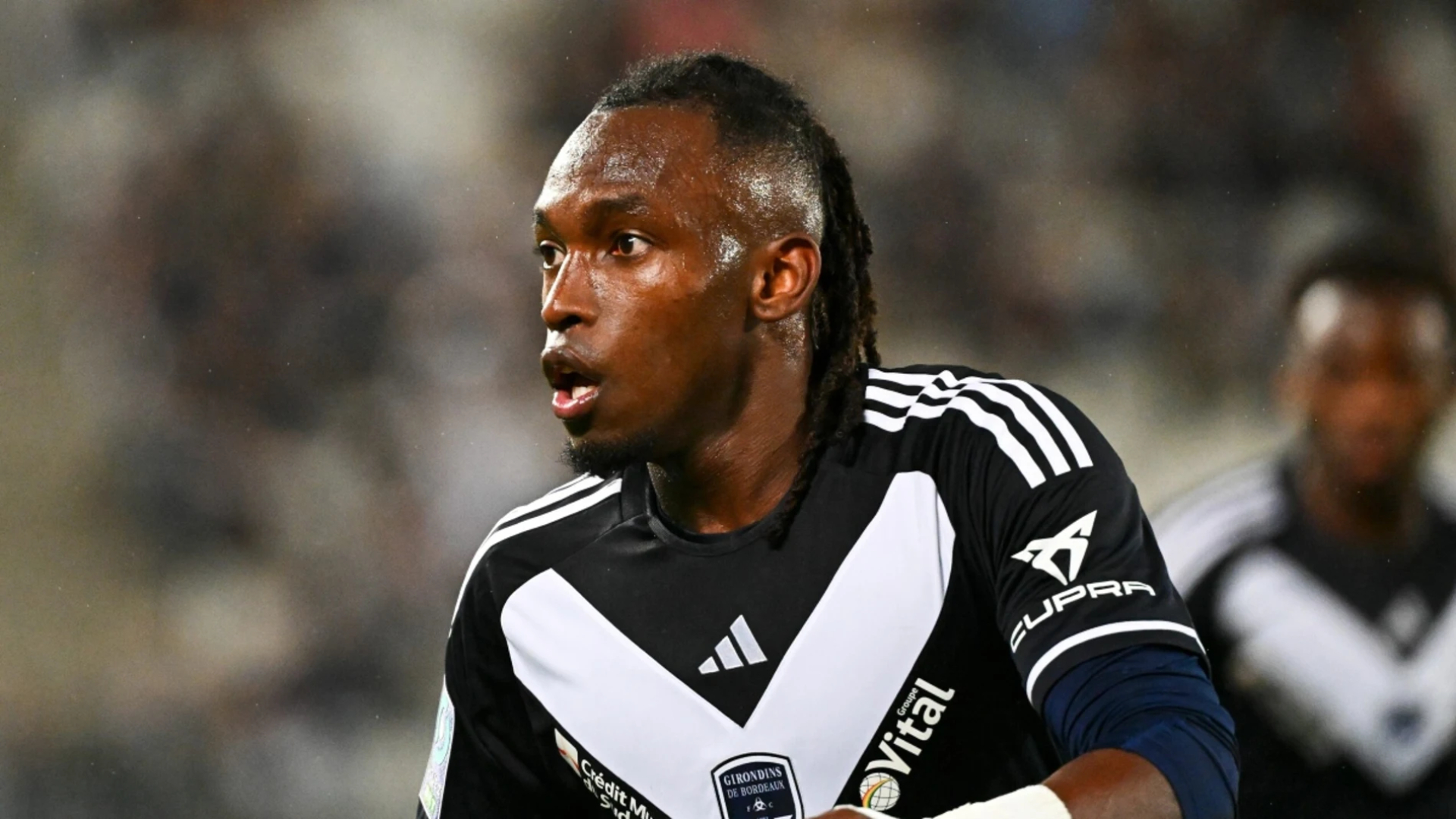 El Girondins de Bordeaux, uno de los clubes más emblemáticos de Francia, ha sufrido un duro revés al ser relegado a la tercera división debido a serias preocupaciones sobre su estabilidad económica.